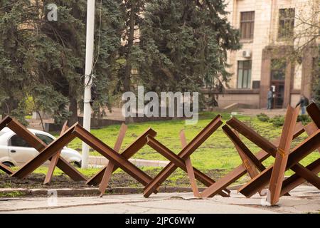 Des hérissons anti-chars dans la rue de la ville de Dnepr en Ukraine pendant la guerre avec la Russie, protégeant la ville natale des chars russes Banque D'Images