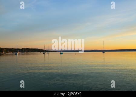 Bateaux à voile sur l'Ammersee au coucher du soleil Banque D'Images