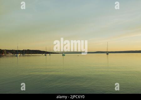 Bateaux à voile sur l'Ammersee au coucher du soleil Banque D'Images