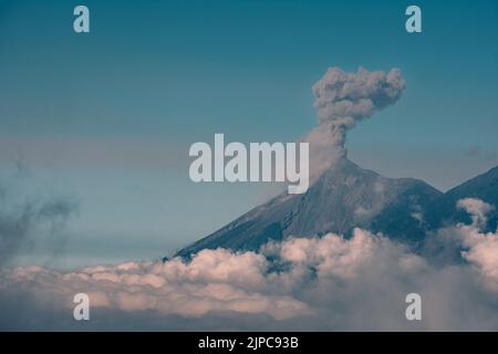 Une mer de nuages avec une vue propre sur le volcan de Fuego avec une forte activité dans un matin frais au Guatemala Banque D'Images