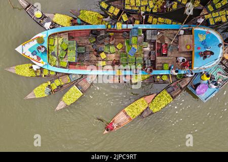 Barisal, Barisal, Bangladesh. 17th août 2022. Un marché flottant de la goyave dans le sud du district de Barisal, connu sous le nom de ''la Venise du Bengale'', est maintenant en effervescence avec les acheteurs et les vendeurs à Swarupkathi, Barisal, Bangladesh, alors que la récolte de la goyave est à son apogée. Il y a des centaines de bateaux remplis de goyave et tous les métiers se produisent sur des bateaux. Comme Barisal est le plus grand producteur de variétés indigènes de goyave du pays, avec un volume de production annuel dépassant 15 000 tonnes métriques, les agriculteurs dépendent fortement de l'agriculture de goyave. Les guavas sont cultivés dans des vergers qui s'assoient le long de la rivière et qui sont des trayons Banque D'Images