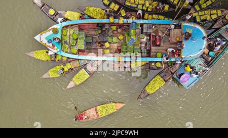 Barisal, Barisal, Bangladesh. 17th août 2022. Un marché flottant de la goyave dans le sud du district de Barisal, connu sous le nom de ''la Venise du Bengale'', est maintenant en effervescence avec les acheteurs et les vendeurs à Swarupkathi, Barisal, Bangladesh, alors que la récolte de la goyave est à son apogée. Il y a des centaines de bateaux remplis de goyave et tous les métiers se produisent sur des bateaux. Comme Barisal est le plus grand producteur de variétés indigènes de goyave du pays, avec un volume de production annuel dépassant 15 000 tonnes métriques, les agriculteurs dépendent fortement de l'agriculture de goyave. Les guavas sont cultivés dans des vergers qui s'assoient le long de la rivière et qui sont des trayons Banque D'Images