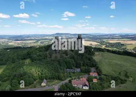 Château de Trosky, ruine du château, Troskovice, Liberec Region, République tchèque, vue panoramique aérienne de Hrad Trosky, vieux bâtiment historique avec deux tours Banque D'Images