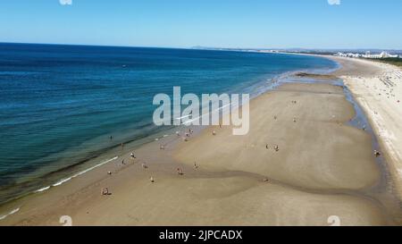 Une prise de vue aérienne de la plage peuplée de Vila Real de Santo Antonio avec les gens qui profitent de la vue Banque D'Images