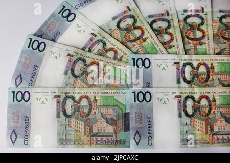 Billets de 100 roubles biélorusses disposés sur un fond isolé Banque D'Images