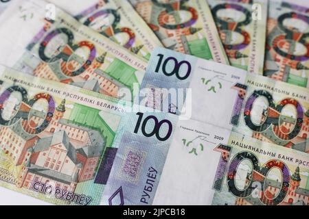 Billets de 100 roubles biélorusses disposés sur un fond isolé Banque D'Images