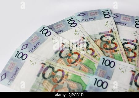 Billets de 100 roubles biélorusses disposés sur un fond isolé Banque D'Images