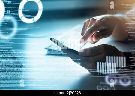 Gros plan développeur de logiciels mains travaillant sur le téléphone, en tapant le code de programme. Digital future SSL language avec support de génie informatique Banque D'Images