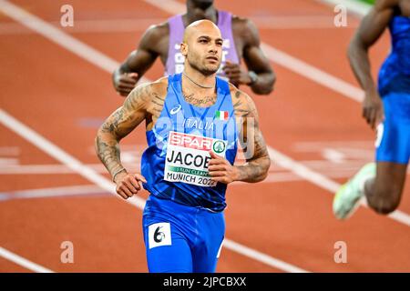 MUNCHEN, ALLEMAGNE - AOÛT 16 : Lamont Marcell Jacobs, d'Italie, franchit la ligne d'arrivée en première place lors de la finale hommes 100m lors des championnats d'Europe Munich 2022 à l'Olympiastadion sur 16 août 2022 à Munchen, Allemagne (photo d'Andy Astfalck/BSR Agency) Banque D'Images