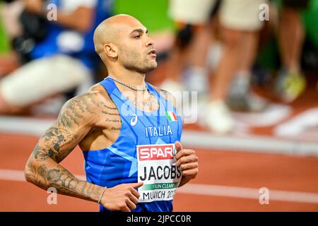 MUNCHEN, ALLEMAGNE - AOÛT 16: Lamont Marcell Jacobs d'Italie après avoir franchi la ligne d'arrivée en première place tout en participant à la finale hommes 100m lors des championnats d'Europe Munich 2022 à l'Olympiastadion on sur 16 août 2022 à Munchen, Allemagne (photo par Andy Astfalck/BSR Agency) Banque D'Images
