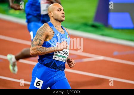 MUNCHEN, ALLEMAGNE - AOÛT 16: Lamont Marcell Jacobs d'Italie après avoir franchi la ligne d'arrivée en première place tout en participant à la finale hommes 100m lors des championnats d'Europe Munich 2022 à l'Olympiastadion on sur 16 août 2022 à Munchen, Allemagne (photo par Andy Astfalck/BSR Agency) Banque D'Images
