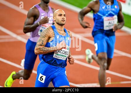 MUNCHEN, ALLEMAGNE - AOÛT 16: Lamont Marcell Jacobs d'Italie après avoir franchi la ligne d'arrivée en première place tout en participant à la finale hommes 100m lors des championnats d'Europe Munich 2022 à l'Olympiastadion on sur 16 août 2022 à Munchen, Allemagne (photo par Andy Astfalck/BSR Agency) Banque D'Images
