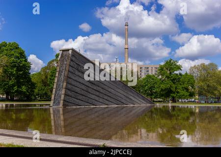 Berlin, Allemagne: 14 mai 2022: Le monument pour le mur de Berlin a changé en une cascade. Berlin, Allemagne Banque D'Images