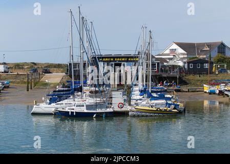 Le Arun Yacht Club avec des bateaux à voile amarrés sur des jetées de chaque côté de l'entrée. Banque D'Images