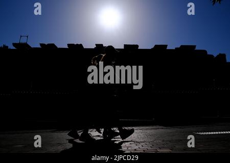 Les gens se promène dans les rues pendant une journée chaude dans le centre d'Athènes, en Grèce, sur 17 août 2022. Crédit: ALEXANDROS MICHAILIDIS/Alamy Live News Banque D'Images