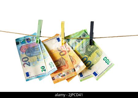 Billets en euros suspendus sur une corde à linge sur fond blanc. Concept de blanchiment d'argent Banque D'Images