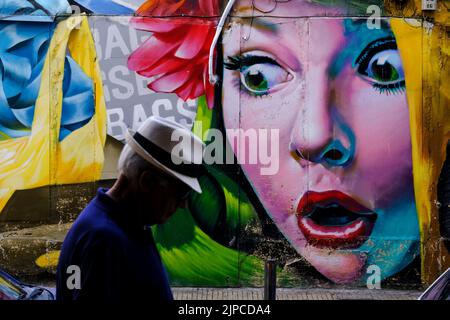 Les gens se promène dans les rues pendant une journée chaude dans le centre d'Athènes, en Grèce, sur 17 août 2022. Crédit: ALEXANDROS MICHAILIDIS/Alamy Live News Banque D'Images