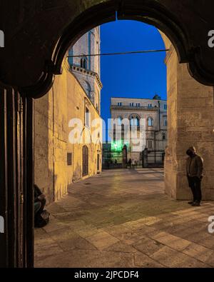 Vue sur la place en face de l'entrée du Sanctuaire de San Michele Arcangelo à Monte Sant'Angelo. Monte Sant'Angelo, Puglia, Italie Banque D'Images