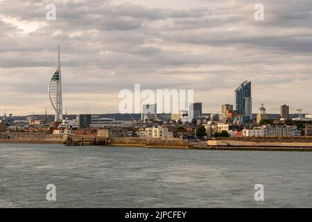 Une vue de Portsmouth, Royaume-Uni, montrant les deux plus hauts bâtiments de la ville, la Tour Spinnaker (170m) et la 101m East Side Plaza (la Tour Lipstick) Banque D'Images