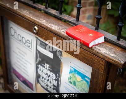 Billingshurst, West Sussex, Royaume-Uni, 17 août 2022. Un nouveau testament bible abandonné est laissé au-dessus de l'armoire de la chapelle unitaire du conseil d'administration à Billingshurst High Street. La société britannique est l'une des plus sécularisées du monde, avec environ 40% de la population qui dit maintenant qu'elle ne croit pas à l'existence de Dieu. Les congreations de l'Église sont régulièrement en déclin et vieillissent, disent les rapports. Banque D'Images