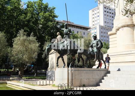 MADRID, ESPAGNE - 24 MAI 2017 : il y a des sculptures pour les célèbres personnages littéraires Don Quichotte et Sancho Panza. Banque D'Images
