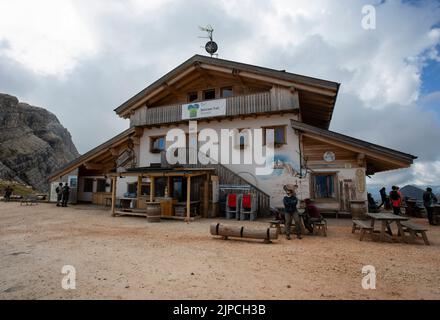 CORTINA d'AMPEZZO, 6 SEPTEMBRE 2021 - le refuge d'Averau près de Cortina d'Ampezzo, province de Belluno, dans les Dolomites, à 2 413 mètres, en Italie Banque D'Images