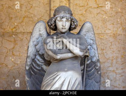 Tombe de la famille Oneto. Portrait d'ange aimant sur marbre, cimetière monumental de Gênes, Italie, l'un des plus importants cimetières monumentaux d'Europ Banque D'Images