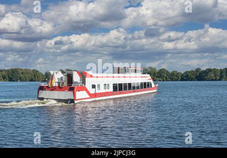 Bateau touristique près de Roebel au lac Mueritzsee dans le district des lacs de Mecklenburg, Allemagne Banque D'Images