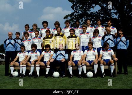 Photo du dossier datée du 08/06/82 du directeur de l'Angleterre Ron Greenwood (assis au centre) et de sa coupe du monde de l'Angleterre 1982 Sqaud photographiés avant d'aller en Espagne. (Rangée arrière gauche-droite) Bryan Robson, Tony Woodcock, Steve Foster, Glenn Hoddle, Peter withe, Viv Anderson, Trevour Brooking, Paul Mariner et Ray Wilkins. (Deuxième rangée gauche-droite), rue Fred (physio), Geoff Hurst (entraîneur adjoint), Graham Rix, Phil Thompson, Ray Clemenence, Joe Corrigan, Peter Shilton, Terry Butcher, Steve Coppell, Don Howe (entraîneur) et Norman Medhurst (adjoint Physio). (Rangée avant gauche-droite) Kenny Sanson, Terry McDermott, Kevin Ke Banque D'Images