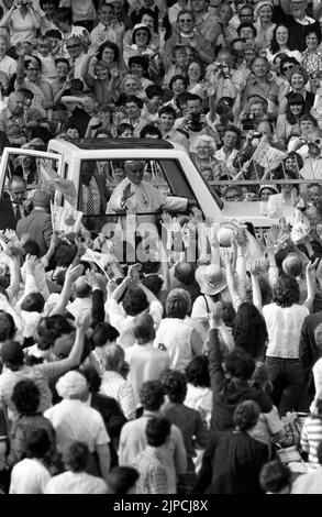 Photo du fichier datée du 29/05/82 du Pape Jean-Paul II dans son 'Popemobile', alors que les foules se rapprochent de plus en plus quand il a fait le tour du stade Wembley. Il y célébrait la messe avant plus de 70 000 personnes. L'inflation de l'indice des prix à la consommation (IPC) a atteint 10,1 pour cent le mois dernier, soit la plus forte hausse du coût de la vie depuis février 1982, lorsque l'IPC a atteint 10,4 pour cent, selon les estimations. Date de publication : mercredi 17 août 2022. Banque D'Images