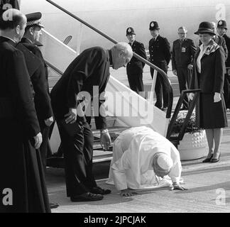 Photo du dossier datée du 28/05/82 du Pape Jean-Paul II embrassant le sol d'un geste traditionnel après avoir quitté l'avion qui l'a amené à Gatwick au début de sa visite pastorale historique de six jours. L'inflation de l'indice des prix à la consommation (IPC) a atteint 10,1 pour cent le mois dernier, soit la plus forte hausse du coût de la vie depuis février 1982, lorsque l'IPC a atteint 10,4 pour cent, selon les estimations. Date de publication : mercredi 17 août 2022. Banque D'Images