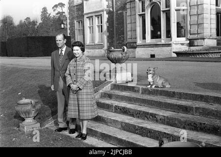 Photo du dossier datée du 06/02/82, de la reine Elizabeth II et du duc d'Édimbourg, qui se posent dans les jardins de la maison Sandringham, à Norfolk, pour souligner le 30th anniversaire de l'accession de la reine au trône. L'inflation de l'indice des prix à la consommation (IPC) a atteint 10,1 pour cent le mois dernier, soit la plus forte hausse du coût de la vie depuis février 1982, lorsque l'IPC a atteint 10,4 pour cent, selon les estimations. Date de publication : mercredi 17 août 2022. Banque D'Images