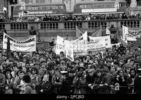 Photo du dossier datée du 14/03/82 d'une section de la foule de milliers participant à un rassemblement anti-apartheid à Trafalgar Square, Londres. L'inflation de l'indice des prix à la consommation (IPC) a atteint 10,1 pour cent le mois dernier, soit la plus forte hausse du coût de la vie depuis février 1982, lorsque l'IPC a atteint 10,4 pour cent, selon les estimations. Date de publication : mercredi 17 août 2022. Banque D'Images