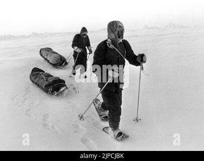 Photo du dossier datée du 18/03/82, de Sir Ranulph Fiennes (à gauche) et Charles Burton (à droite) qui marchent à travers les déchets arctiques sur leur chemin vers le pôle Nord. Ils ont atteint le pôle Nord le 11th avril pour devenir les premiers au faire en une saison. L'inflation de l'indice des prix à la consommation (IPC) a atteint 10,1 pour cent le mois dernier, soit la plus forte hausse du coût de la vie depuis février 1982, lorsque l'IPC a atteint 10,4 pour cent, selon les estimations. Date de publication : mercredi 17 août 2022. Banque D'Images