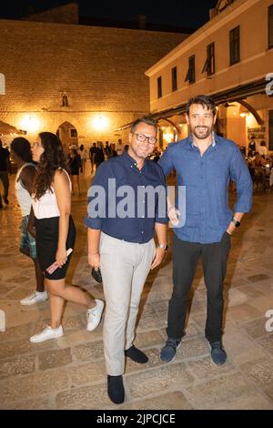 Les acteurs Goran Visnjic et Robert Boskovic peuvent être vus ensemble avant le début de la répétition de la robe pour la pièce "Bloody Wedding (Krvava svadba)" qui sera jouée dans le cadre des Jeux d'été de Dubrovnik en 73rd à Dubrovnik, en Croatie, sur 16 août 2022. Robert Boskovic est connu pour ses rôles de télévision en Croatie, tandis que Goran Visnjic a déjà une carrière internationale enviable derrière lui, ainsi il est connu pour ses rôles dans l'émission de télévision américaine ER teand dans des films tels que la fille avec le Dragon Tattoo et la dernière volonté. Photo: Grgo Jelavic/PIXSELL Banque D'Images