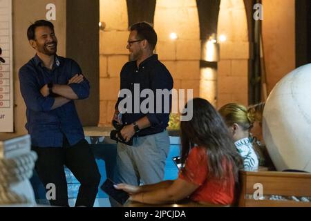 Les acteurs Goran Visnjic et Robert Boskovic peuvent être vus ensemble avant le début de la répétition de la robe pour la pièce "Bloody Wedding (Krvava svadba)" qui sera jouée dans le cadre des Jeux d'été de Dubrovnik en 73rd à Dubrovnik, en Croatie, sur 16 août 2022. Robert Boskovic est connu pour ses rôles de télévision en Croatie, tandis que Goran Visnjic a déjà une carrière internationale enviable derrière lui, ainsi il est connu pour ses rôles dans l'émission de télévision américaine ER teand dans des films tels que la fille avec le Dragon Tattoo et la dernière volonté. Photo: Grgo Jelavic/PIXSELL Banque D'Images