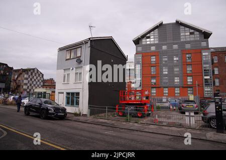 Le mur maintenant vierge sur le côté d'un bâtiment à Port Street, Manchester, où une fresque du chanteur de Joy Division Ian Curtis a été créée par l'artiste de graffiti Akse en 2020. Le rappeur Aitch a déclaré qu'il essayait de régler la situation « pronto » après qu'une œuvre promotionnelle pour son prochain album ait été peinte sur la fresque très appréciée de Curtis, qui a été créée à l'origine pour l'événement de musique de santé mentale de Manchster, le headstock. Date de la photo: Mercredi 17 août 2022. Banque D'Images
