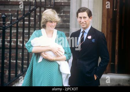 Photo du dossier datée du 22/06/82 du prince et de la princesse de Galles quittant l'aile Lindo à l'hôpital St. Mary's après la naissance de leur bébé fils, le prince William. L'inflation de l'indice des prix à la consommation (IPC) a atteint 10,1 pour cent le mois dernier, soit la plus forte hausse du coût de la vie depuis février 1982, lorsque l'IPC a atteint 10,4 pour cent, selon les estimations. Date de publication : mercredi 17 août 2022. Banque D'Images