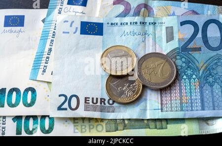 Papier monnaie européenne avec pièces sur une table, vue de dessus, image de concept Banque D'Images