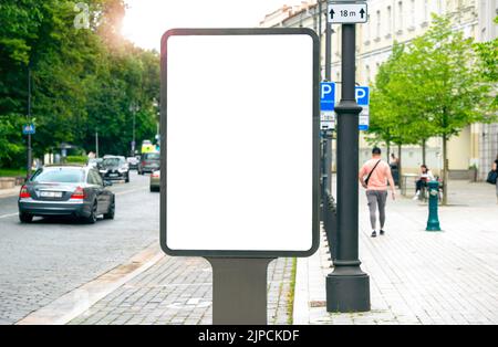 Écran vide vertical d'un panneau d'affichage dans une rue de la ville Banque D'Images