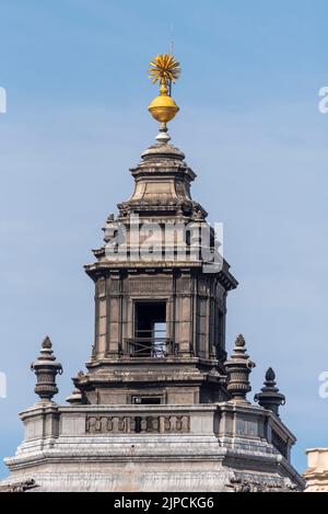 Tour du Methodist Central Hall à Westminster, Londres, Royaume-Uni. Détail Spire. Bâtiment d'architecture de style baroque élaboré Banque D'Images