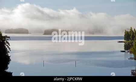 Brume matinale au-dessus de Kallavesi Sud. Keilankanta, Kuopio, Finlande, 2013-08-31 08:00. Banque D'Images