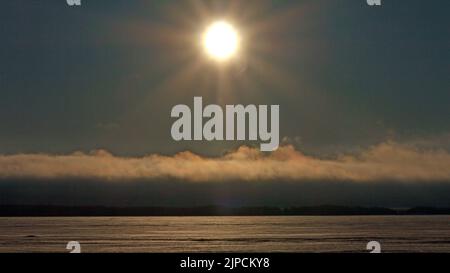 Brume matinale au-dessus du lac Kallavesi Sud. De Rautoniemi, Kuopio, Finlande, 2017-03-12 07:37 +02. Banque D'Images