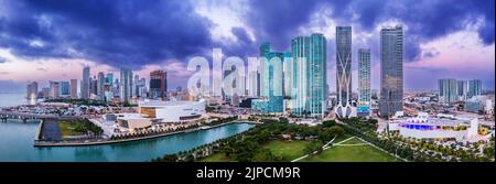 Vue aérienne panoramique, Skyline du centre-ville de Miami au lever du soleil, Miami, Floride, États-Unis Banque D'Images