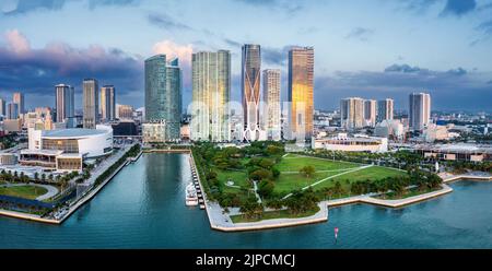 Vue aérienne panoramique, Skyline du centre-ville de Miami au lever du soleil, Miami, Floride, États-Unis Banque D'Images