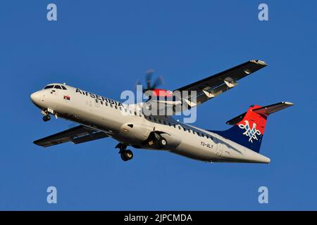 Air Serbia ATR 72 600 avion turbopropulseur régional en vol contre ciel bleu sur le point d'atterrir à l'aéroport Nikola Tesla de Belgrade Banque D'Images