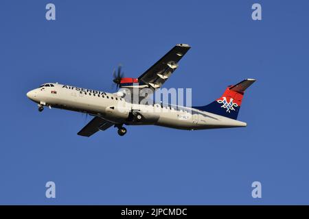 Air Serbia ATR 72 600 avion turbopropulseur régional en vol contre ciel bleu sur le point d'atterrir à l'aéroport Nikola Tesla de Belgrade Banque D'Images