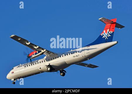 Air Serbia ATR 72 600 avion turbopropulseur régional en vol contre ciel bleu sur le point d'atterrir à l'aéroport Nikola Tesla de Belgrade Banque D'Images