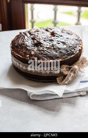 Gâteau de Noël ou pudding au chocolat avec fruits et noix. Banque D'Images