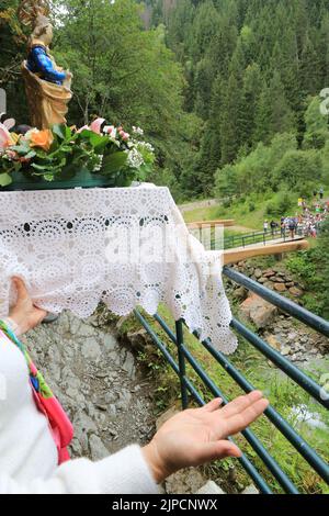 Vierge à l'enfant. Statue. Procession. Assomption. Eglise notre-Dame de la gorge. Les Contamines-Montajoie. Haute-Savoie. Auvergne-Rhône-Alpes. France Banque D'Images